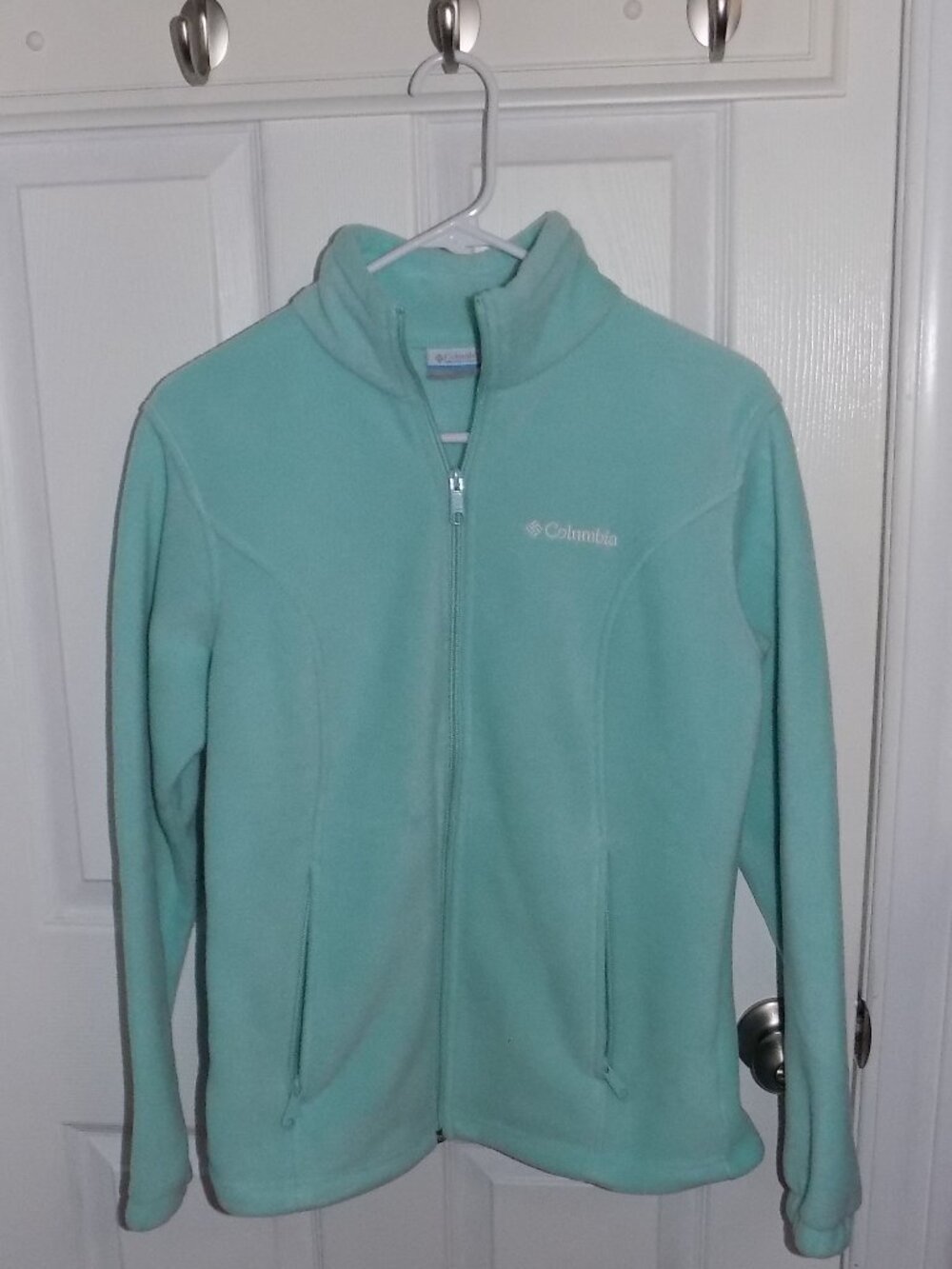 Women’s Columbia Light Blue/Aqua Fleece Zip Up Jacket Size Medium pre-owned.